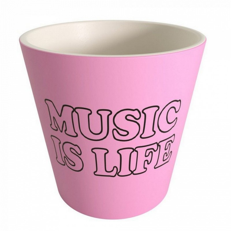 Tazzina da caffè rosa in plastica riciclata decorata con Snoopy e Woodstock sui roller con le cuffie con scritta “Music is life” sul retro